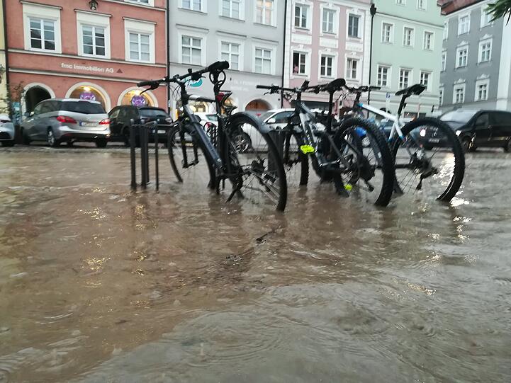 Die ganze Nacht und bis in den nächsten Tag schufteten Rettungskräfte und Bewohner, um Straßen und Häuser von Wasser und Schlamm zu befreien.