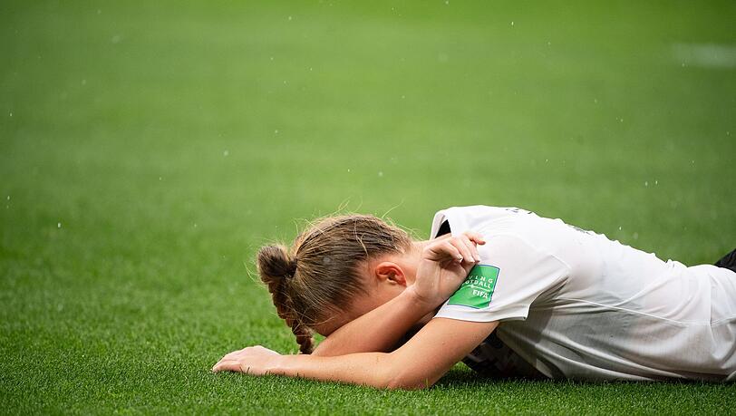 Deutschlands Giulia Gwinn liegt am Boden.