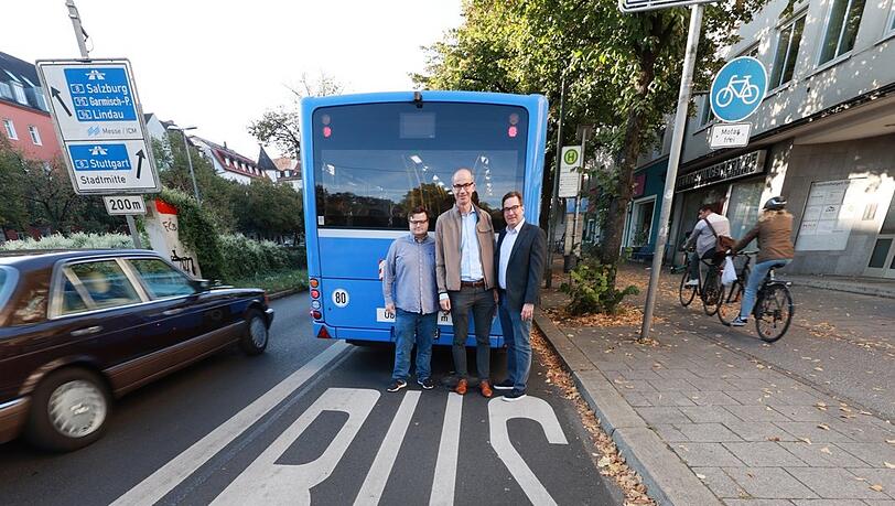 Die 300 Meter lange Busspur an der Landshuter Allee führt von der Kreuzung Nymphenburger Straße bis zur Donnersbergerbrücke. Deshalb haben Autofahrer nun nur noch eine statt zwei Fahrspuren – was zu Rückstau führt. "Murks", finden die FDPler Felix Meyer, Fritz Roth und Jörg Hoffmann (v.l.). Die 300 Meter lange Busspur an der Landshuter Allee führt von der Kreuzung Nymphenburger Straße bis zur Donnersbergerbrücke. Deshalb haben Autofahrer nun nur noch eine statt zwei Fahrspuren – was zu Rückstau führt. "Murks", finden die FDPler Felix Meyer, Fritz Roth und Jörg Hoffmann (v.l.).