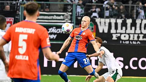 Der Darmstädter Tim Skarke (M.) behauptet den Ball gegen Ko Itakura (r).
