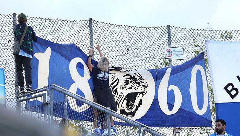 Die Fans bleiben dem TSV 1860 München treu. (Archivbild) Die Fans bleiben dem TSV 1860 München treu. (Archivbild)