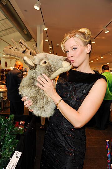 Eine neue Liebe für Eva Habermann? Aber nein, sie bestaunt nur die Angebote in der neuen Schrannenhalle.