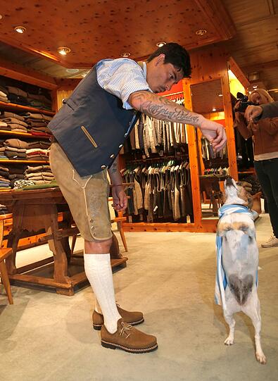 Die Neu-Löwen werden fit für die Wiesn gemacht und bekommen Lederhosen bei Lodenfrey verpasst. Die AZ war bei den Anprobe dabei. Die Bilder