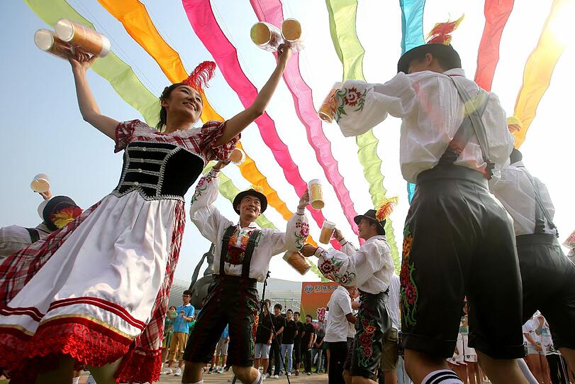 So sieht es aus, wenn China Oktoberfest feiert. Bilder von der Wiesn-Kopie in Qingdao.