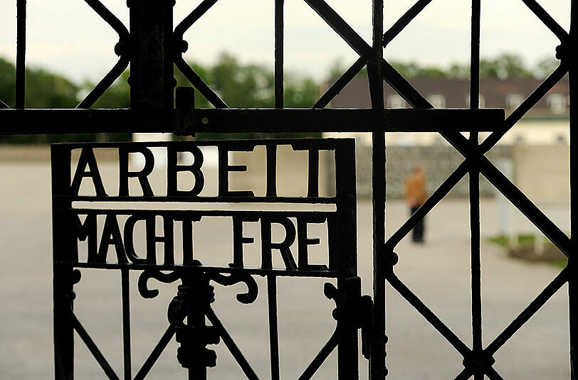 Wer hat die Tür mit dem Schriftzug "Arbeit macht frei" an der KZ-Gedenkstätte in Dachau gestohlen?