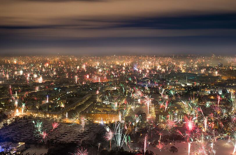 Tolle Fotos: So sah der Feuerwerk-Regen über München vom Olympiaturm betrachtet aus.