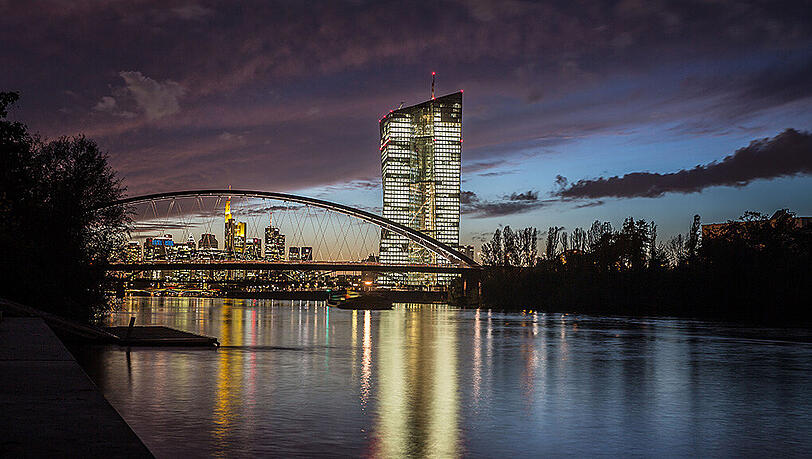 Der Main in Frankfurt: Ein Angler entdeckte die Leiche eines Mannes, die im Fluss trieb. (Archivbild)