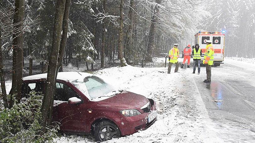 Der starke Schneefall machte das Autofahren am Freitag so riskant.