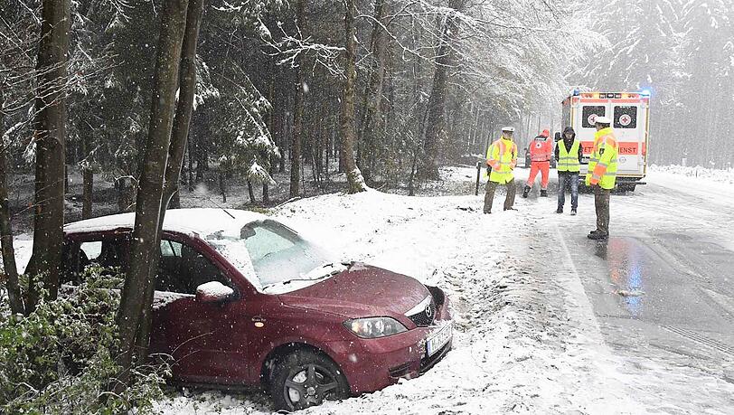 Der starke Schneefall machte das Autofahren am Freitag so riskant. Der starke Schneefall machte das Autofahren am Freitag so riskant.