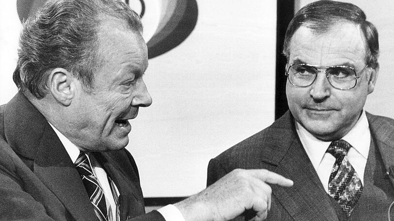 Erbitterte politische Gegner: Der SPD-Vorsitzende Willy Brandt (l.) und Helmut Kohl sitzen nach der Bundestagswahl im Oktober 1976 in der Wahlnacht in Bonn im Wahlstudio der ARD nebeneinander.