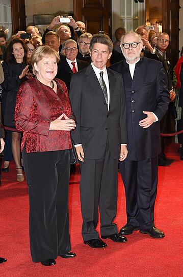 Bundeskanzlerin Dr. Angela Merkel (CDU) und Ehemann Joachim Sauer mit Jürgen Flimm