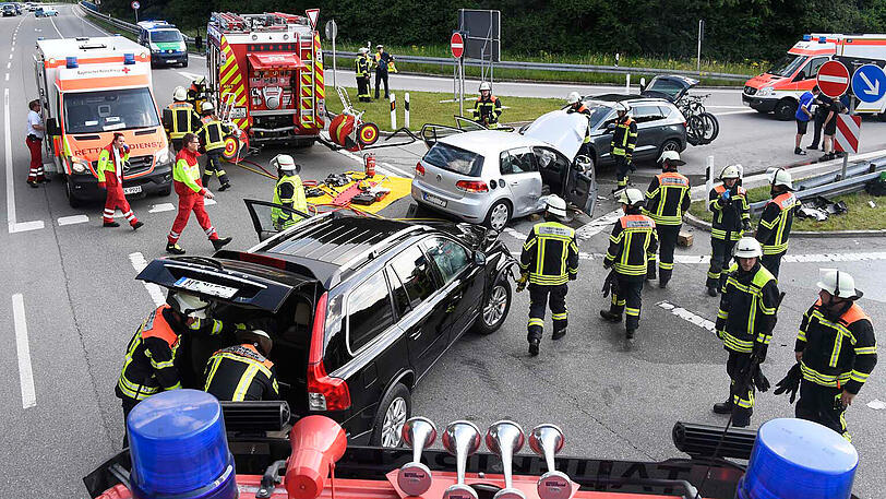 Bei dem Crash zwischen VW, Volvo und Seat wurden drei Personen verletzt, darunter ein kleines Kind.