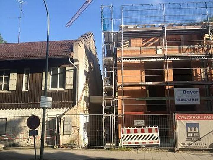 Der Rohbau des neuen Nachbargebäudes im Juli 2013.