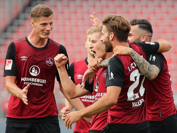 Der Nürnberger Fabian Nürnberger (M) jubelt mit seinen Kollegen Patrick Erras (l), Mikael Ishak (r) und Enrico Valentini über seinen Treffer zum 2:0.