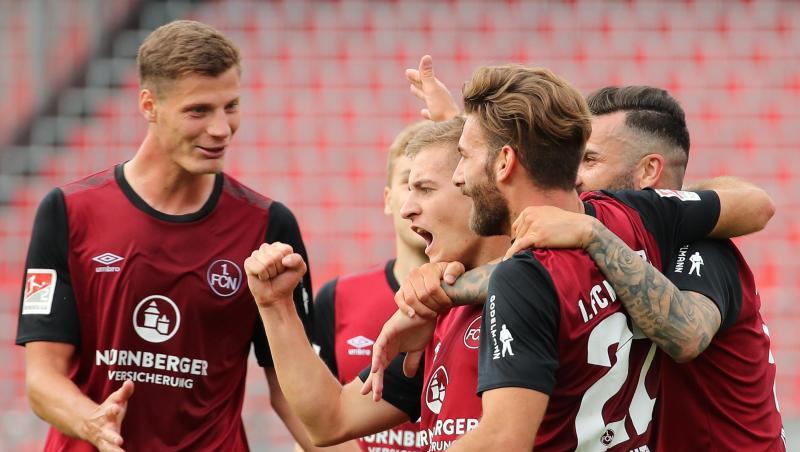 Der Nürnberger Fabian Nürnberger (M) jubelt mit seinen Kollegen Patrick Erras (l), Mikael Ishak (r) und Enrico Valentini über seinen Treffer zum 2:0. Der Nürnberger Fabian Nürnberger (M) jubelt mit seinen Kollegen Patrick Erras (l), Mikael Ishak (r) und Enrico Valentini über seinen Treffer zum 2:0.