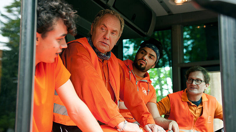 "Die Drei von der Müllabfuhr: Mission Zukunft": Werner Träsch (Uwe Ochsenknecht), Ralle (Jörn Hentschel, r.) und Tarik (Aram Arami, 2. v. r.) mit Schülerpraktikant Dennis (Ben Litwinschuh).