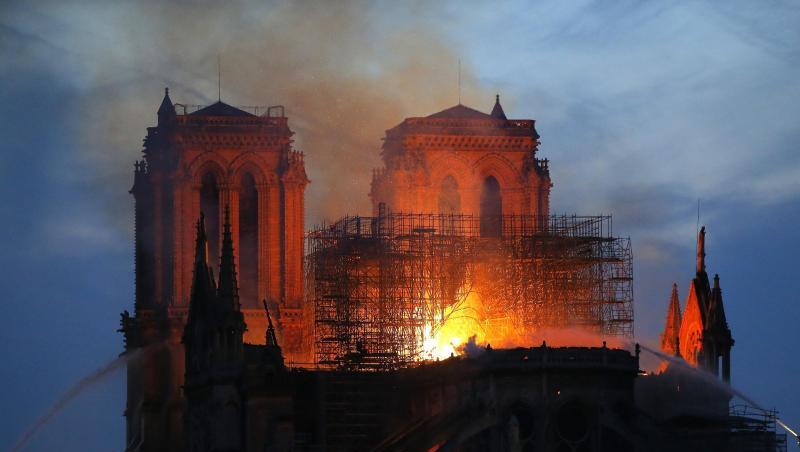 Ein Feuerwehrmann (r) versucht, das Feuer in der Kathedrale Notre-Dame zu löschen. Ein Feuerwehrmann (r) versucht, das Feuer in der Kathedrale Notre-Dame zu löschen.