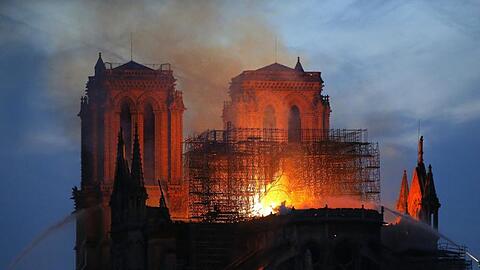Ein Feuerwehrmann (r) versucht, das Feuer in der Kathedrale Notre-Dame zu löschen.