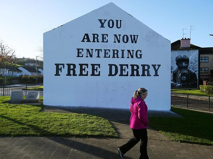 "You are now entering free Derry" (Du betrittst jetzt das freie Derry) steht an der Wand eines Hauses in der nordirischen Stadt. Hier herrscht große Angst vor dem Brexit.