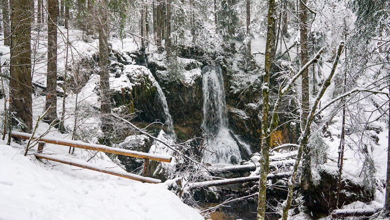 Der Abstecher zum Wasserfall lohnt sich. Der Abstecher zum Wasserfall lohnt sich.