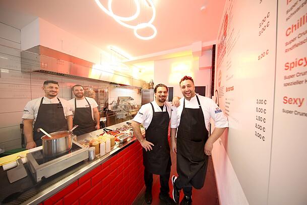 Der Besitzer Cihan Anadologlu (rechts) und Volkan Alkan aus dem sechs-köpfigen Team im "Hans Kebab" Imbiss. Der Besitzer Cihan Anadologlu (rechts) und Volkan Alkan aus dem sechs-köpfigen Team im "Hans Kebab" Imbiss.