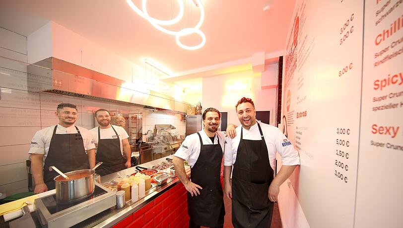 Der Besitzer Cihan Anadologlu (rechts) und Volkan Alkan aus dem sechs-köpfigen Team im "Hans Kebab" Imbiss. Der Besitzer Cihan Anadologlu (rechts) und Volkan Alkan aus dem sechs-köpfigen Team im "Hans Kebab" Imbiss.