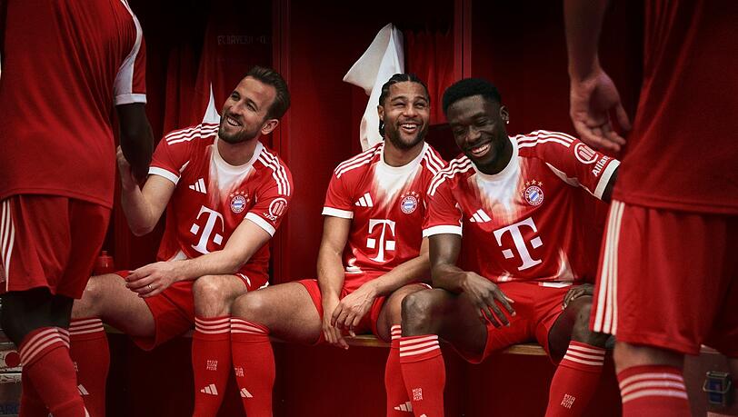 Das Telekom-T bleibt auf der Brust der Bayern-Stars, wie hier auf den Trikots von Kane, Gnabry und Davies (v.l.).
