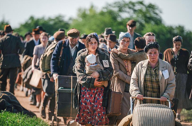 Gemeinsam mit hunderten anderen muss Gerta (Barbora V&aacute;chov&aacute;) nach dem Ende des Krieges fl&uuml;chten.