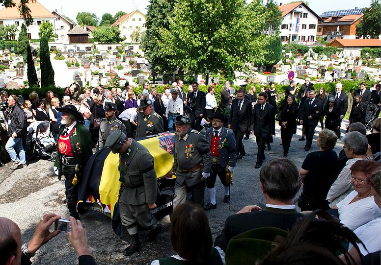 Viele Trauergäste in Pöcking: Der Sarg des verstorbenen Otto von Habsburg wird in die Kirche getragen.