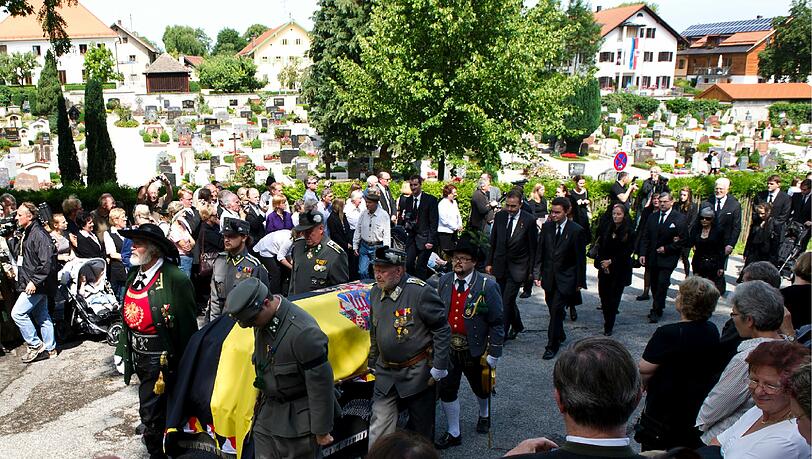Viele Trauergäste in Pöcking: Der Sarg des verstorbenen Otto von Habsburg wird in die Kirche getragen. Viele Trauergäste in Pöcking: Der Sarg des verstorbenen Otto von Habsburg wird in die Kirche getragen.