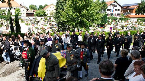 Viele Trauergäste in Pöcking: Der Sarg des verstorbenen Otto von Habsburg wird in die Kirche getragen.