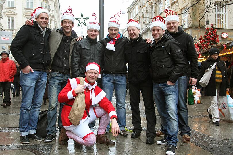 Jetzt erst recht: &bdquo;Weihnachtsmann&ldquo; Christian aus Fulda ist mit seinen Freunden angereist, um seinen Junggesellenabschied zu feiern.