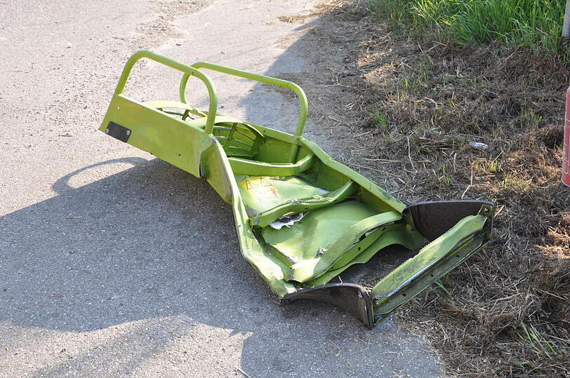 Bei einem Frontalzusammenstoß mit einem Mähdrescher ist am Donnerstag ein Motorradfahrer auf einer Staatstraße bei Polling in Oberbayern ums Leben gekommen.