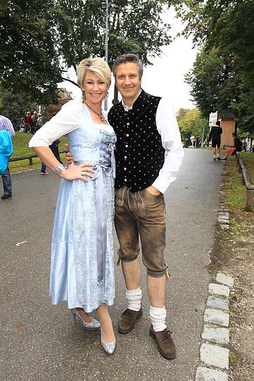 Promis präsentieren ihre Trachten auf der Wiesn 2012
