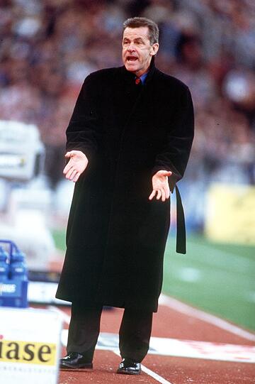 OTTMAR HITZFELD (49), vom 1. Juli 1998 bis 30. Juni 2004. Titel: vier Meisterschaften, zwei Pokalsiege, Champions League, Weltpokal, drei Ligapokal-Siege. Bilanz: ein Neustart. Mit dem BVB alles erreicht, begründete er nun an der Säbener eine glorreiche Ära. Der Idealcoach.