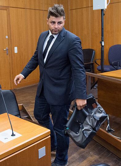 "DSDS"-Sieger Severino sitzt im Frankfurter Landgericht auf der Anklagebank. Der Sänger ist wegen Betrugs angeklagt.