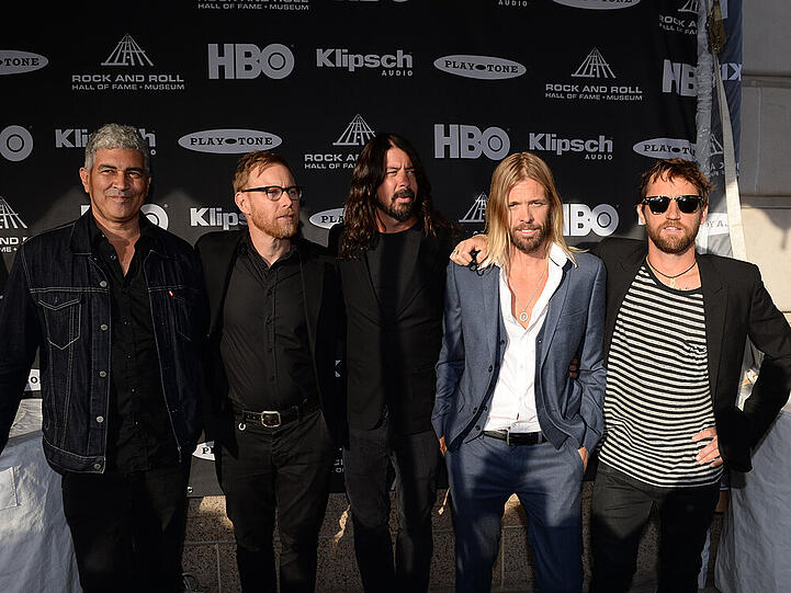 Die Foo Fighters um Frontmann Dave Grohl (m.) bei der Rock and Roll Hall of Fame Zeremonie
