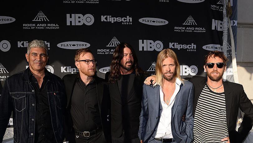 Die Foo Fighters um Frontmann Dave Grohl (m.) bei der Rock and Roll Hall of Fame Zeremonie Die Foo Fighters um Frontmann Dave Grohl (m.) bei der Rock and Roll Hall of Fame Zeremonie