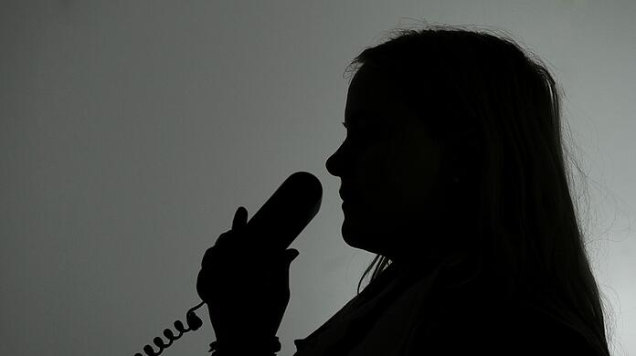Mit einfachen Tricks kann man die Betrüger am Telefon enttarnen und so dem Verlust von Geld entgegnen.