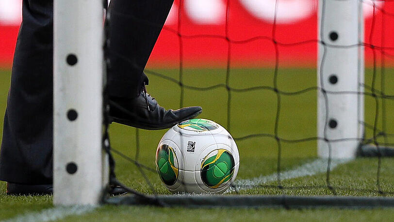Der Vollpfosten. Es hätte ein Traumstart werden können, doch es wurde der Beginn eines Alptraums. Volle drei Zentimeter zu weit links hatte die Uefa das ungarische Tor auf den Rasen von Bordeaux gestellt. Nur deshalb prallte ein Distanzschuss von David Alaba nach 31 Sekunden an die Stange. Eh klar, dass sonst alles anders gekommen wäre …. Der Vollpfosten. Es hätte ein Traumstart werden können, doch es wurde der Beginn eines Alptraums. Volle drei Zentimeter zu weit links hatte die Uefa das ungarische Tor auf den Rasen von Bordeaux gestellt. Nur deshalb prallte ein Distanzschuss von David Alaba nach 31 Sekunden an die Stange. Eh klar, dass sonst alles anders gekommen wäre ….