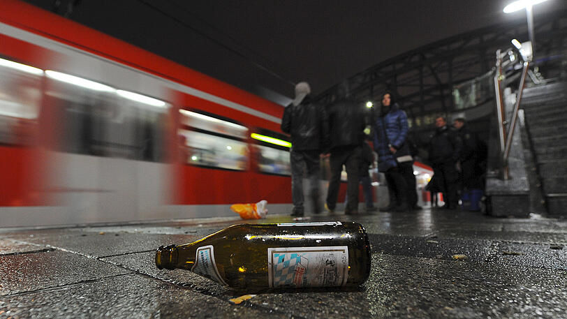 Bier auf dem Weg zum Spiel? Weder in München noch Stuttgart erklaubt. Das verbot betrifft die Bahnhöfe, Fernzüge und die Stuttgarter S-Bahn.