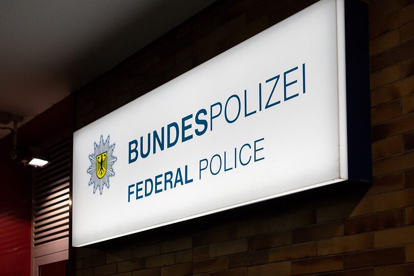 Die Bilder von den Vorbereitungen: Ab 20 Uhr begann die Polizei damit, den Bahnhof abzuriegeln.