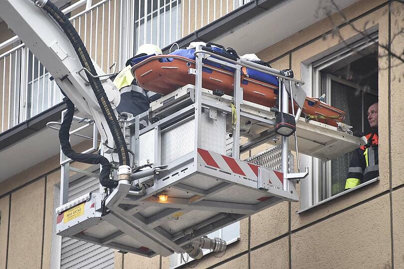 Einsatz in der Schillerstraße: Der Patient wurde mit einem Kran aus dem Fenster gehievt.