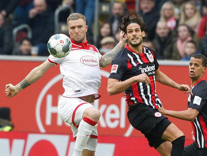 Düsseldorfs Andre Hoffmann (l) kämpft mit Frankfurts Goncalo Paciencia um den Ball.