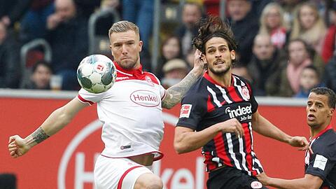 Düsseldorfs Andre Hoffmann (l) kämpft mit Frankfurts Goncalo Paciencia um den Ball.