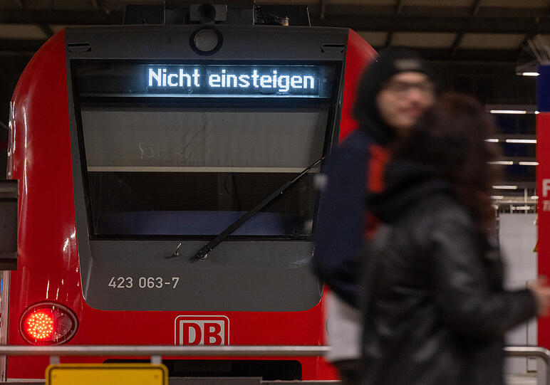 "Nicht einsteigen" steht auf der Anzeigetafel einer S-Bahn, die im Hauptbahnhof München steht.