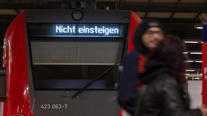 "Nicht einsteigen" steht auf der Anzeigetafel einer S-Bahn, die im Hauptbahnhof München steht.