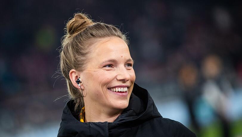 Sky-Expertin Tabea Kemme lächelt vor Spielbeginn.