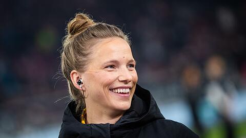 Sky-Expertin Tabea Kemme lächelt vor Spielbeginn.