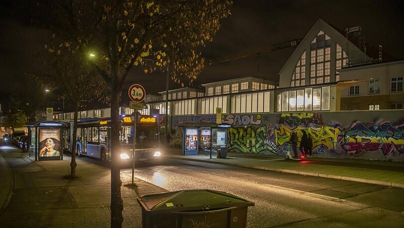 Abends an der Großmarkthalle.
